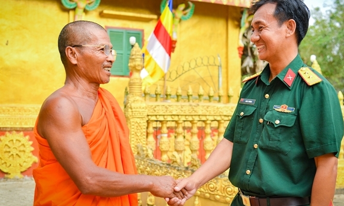 ក្នុងឱកាសពិធីបុណ្យចូលឆ្នាំថ្មី កងកម្លាំងប្រដាប់អាវុធខេត្ត Kien Giang ក៏ទៅសួរសុខទុក្ខ និងប្រសិទ្ធិពរជូនដល់ព្រះសង្ឃតាមវត្តអារាមនានាផងដែរ ក្នុងឱកាសពិធីបុណ្យចូលឆ្នាំថ្មី កងកម្លាំងប្រដាប់អាវុធខេត្ត Kien Giang ក៏ទៅសួរសុខទុក្ខ និងប្រសិទ្ធិពរជូនដល់ព្រះសង្ឃតាមវត្តអារាមនានាផងដែរ