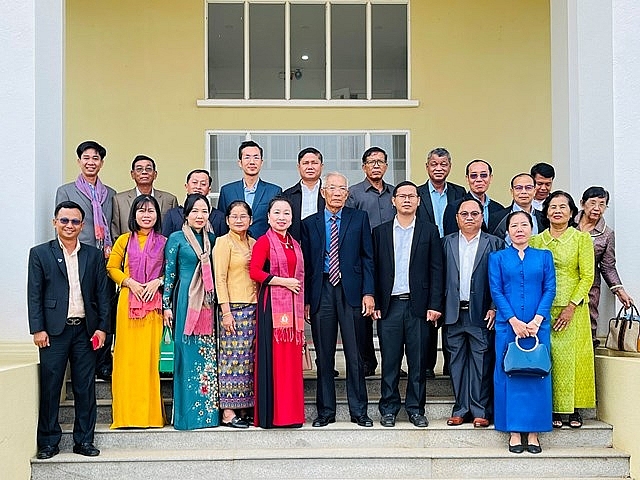គណៈប្រតិភូគណៈកម្មាធិការរណសិរ្សមាតុភូមិវៀតណាមនៅខេត្ត Binh Phuoc ថតរូបជាមួយថ្នាក់ដឹកនាំ និងមន្ត្រីនៃរណសិរ្សសាមគ្គីអភិវឌ្ឍន៍មាតុភូមិកម្ពុជានៅខេត្តត្បូងឃ្មុំ