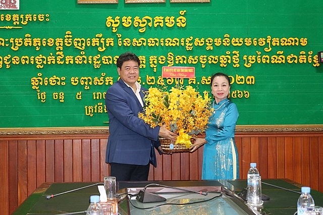 លោកស្រី Le Thi Xuan Trang  ជូនផ្កា ជូនពរបុណ្យចូលឆ្នាំថ្មីប្រពៃណីជាតិខ្មែរ ដល់ថ្នាក់ដឹកនាំរណសិរ្សសាមគ្គីអភិវឌ្ឍន៍មាតុភូមិកម្ពុជាខេត្តក្រចេះ