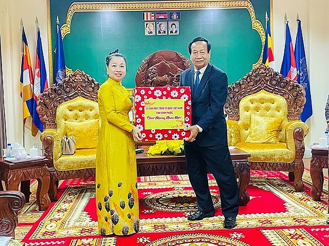 លោកស្រី Le Thi Xuan Trang ប្រធានគណៈកម្មាធិការរណសិរ្សមាតុភូមិវៀតណាមខេត្ត Binh Phuoc ប្រគល់អំណោយ ជូនពរបុណ្យចូលឆ្នាំថ្មីប្រពៃណីជាតិខ្មែរ ដល់ថ្នាក់ដឹកនាំរណសិរ្សសាមគ្គីអភិវឌ្ឍន៍មាតុភូមិកម្ពុជា ខេត្តមណ្ឌលគិរី