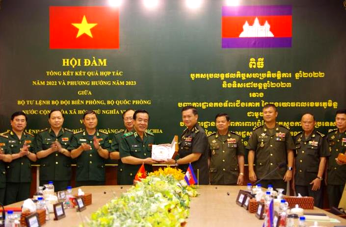 លោកឧត្តមសេនីយ៍ឯក ហ៊ុន ម៉ាណែត ប្រគល់អំណោយជូនលោកឧត្តមសេនីយ៍ទោ Le Duc Thai