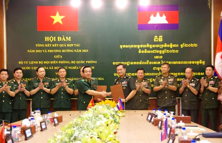 លោកឧត្តមសេនីយ៍ទោ Le Duc Thai និងលោកឧត្តមសេនីយ៍ឯក ហ៊ុន ម៉ាណែត បានចុះហត្ថលេខាលើអនុស្សរណៈនៃការយោគយល់គ្នា
