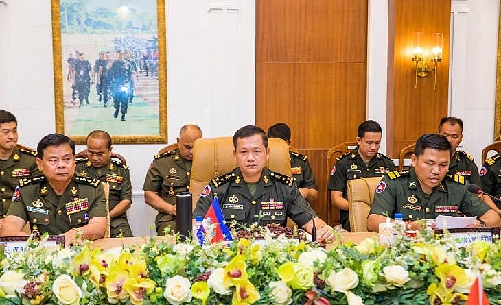 លោកឧត្តមសេនីយ៍ឯក ហ៊ុន ម៉ាណែត (កណ្ដាល) ធ្វើជាសហប្រធាននៃកិច្ចពិភាក្សា