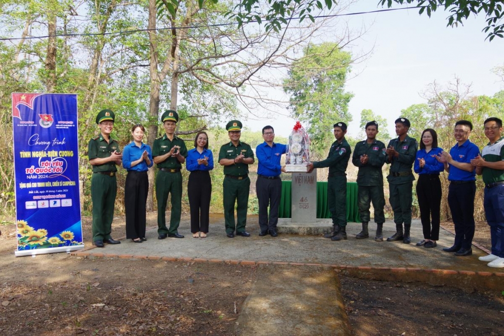 ខេត្ត Dak Lak (វៀតណាម)៖ សកម្មភាពដ៏មានអត្ថន័យជាច្រើនក្នុងកម្មវិធី «មនោសញ្ចេតនានៅតំបន់ព្រំដែន - ខ្ញុំស្រឡាញ់មាតុភូមិរបស់ខ្ញុំ»