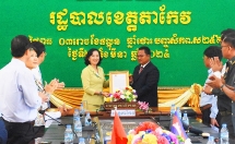 ក្រុមបេសកកម្មខេត្ត An Giang បានទៅសាកសួរសុខទុក្ខ និងជូនពរឆ្នាំថ្មីដល់ថ្នាក់ដឹកនាំ មន្ត្រី និងប្រជាជនខេត្តតាកែវ ខេត្តកំពង់ឆ្នាំង និងខេត្តកណ្តាល