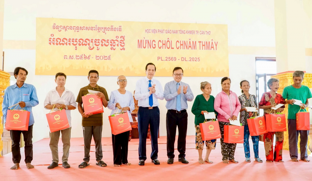 បន្តជំរុញឱ្យបងប្អូនខ្មែរចូលរួមក្នុងសកម្មភាពរបស់រណសិរ្សមាតុភូមិ និងសមាគមនានា