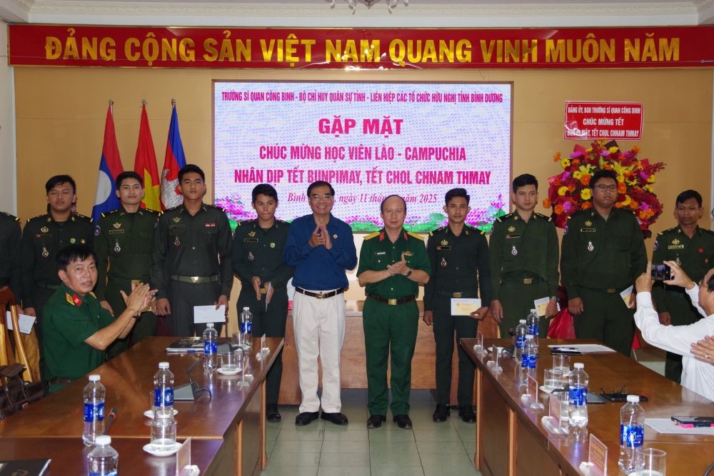 សម្ព័ន្ធអង្គការមិត្តភាពខេត្ត Binh Duong ប្រារព្ធពិធីចូលឆ្នាំថ្មីប្រពៃណីជាតិ និងផ្តល់អំណោយដល់និស្សិតឡាវ និងកម្ពុជា