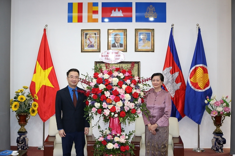 លោក Nguyen Tuong Lam ប្រគល់កន្ត្រកផ្កាជូនស្ថានទូតកម្ពុជាប្រចាំនៅវៀតណាម ក្នុងឱកាសបុណ្យចូលឆ្នាំថ្មីប្រពៃណីជាតិខ្មែរ