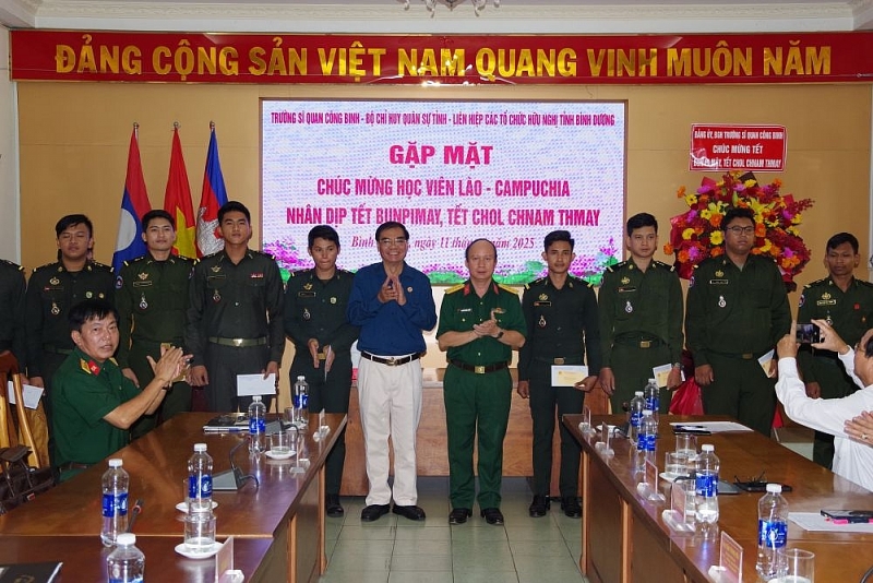សម្ព័ន្ធអង្គការមិត្តភាពខេត្ត Binh Duong ប្រារព្ធពិធីចូលឆ្នាំថ្មីប្រពៃណីជាតិ និងផ្តល់អំណោយដល់និស្សិតឡាវ និងកម្ពុជា