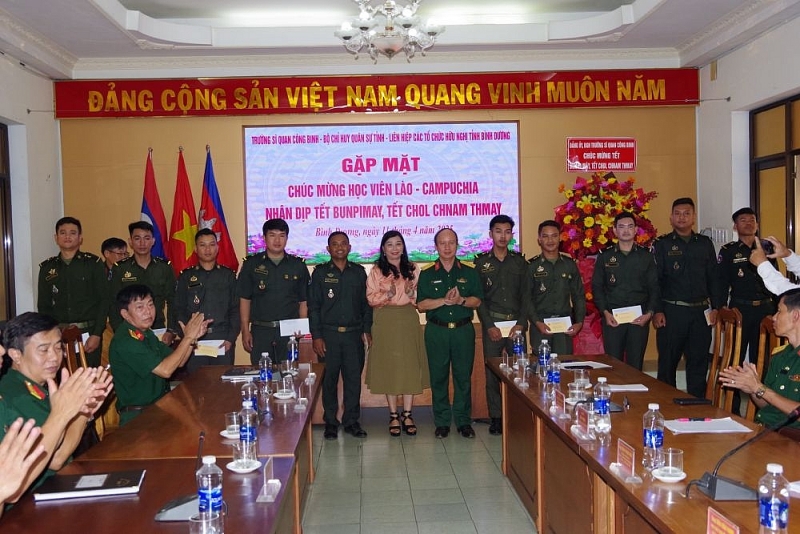 សម្ព័ន្ធអង្គការមិត្តភាពខេត្ត Binh Duong ប្រារព្ធពិធីចូលឆ្នាំថ្មីប្រពៃណីជាតិ និងផ្តល់អំណោយដល់និស្សិតឡាវ និងកម្ពុជា