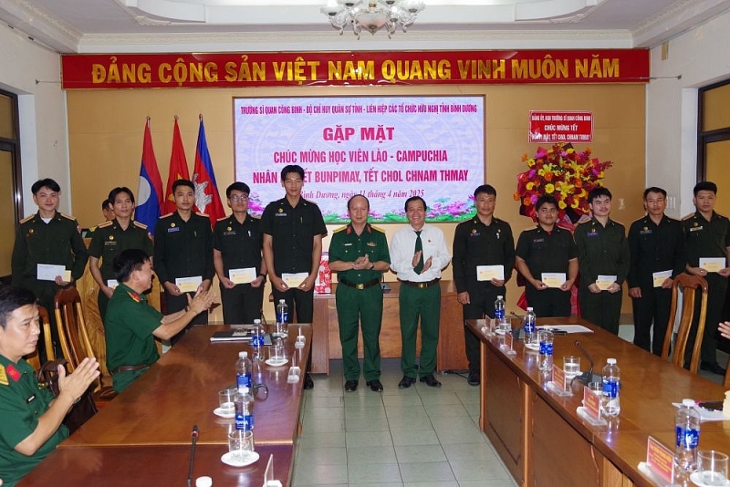 សម្ព័ន្ធអង្គការមិត្តភាពខេត្ត Binh Duong ប្រារព្ធពិធីចូលឆ្នាំថ្មីប្រពៃណីជាតិ និងផ្តល់អំណោយដល់និស្សិតឡាវ និងកម្ពុជា