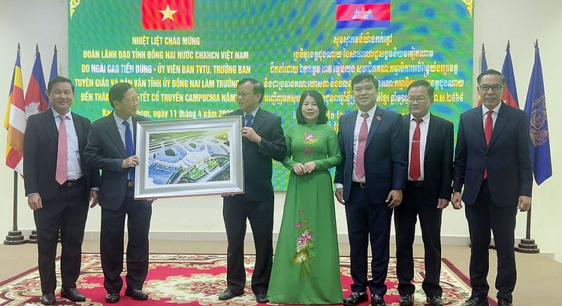 ថ្នាក់ដឹកនាំខេត្ត Dong Nai ជូនអំណោយដល់ថ្នាក់ដឹកនាំខេត្តកំពង់ធំ