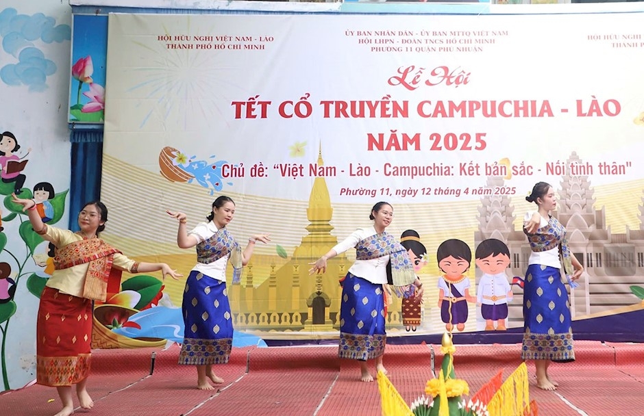និស្សិតកម្ពុជាអបអរសាទរបុណ្យចូលឆ្នាំប្រពៃណីនៅលើទឹកដីវៀតណាម