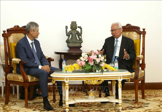 លោក អ៊ឹម ឈុនលឹម (ខាងស្តាំដៃ)  ប្រធានក្រុមប្រឹក្សាធម្មនុញ្ញ ទទួលជួបលោក Nguyen Minh Vu ឯកអគ្គរដ្ឋទូត មកជួបសម្តែងការគួរសម និងជូនពរឆ្នាំថ្មីប្រពៃណីរបស់កម្ពុជា (រូបថត៖ vnanet.vn)