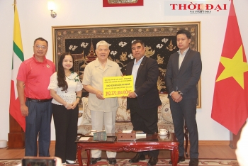 ប្រគល់ជិត ៤០០ លានដុង ដើម្បីជួយមីយ៉ាន់ម៉ាស្តារឡើងវិញបន្ទាប់ពីគ្រោះរញ្ជួយដី