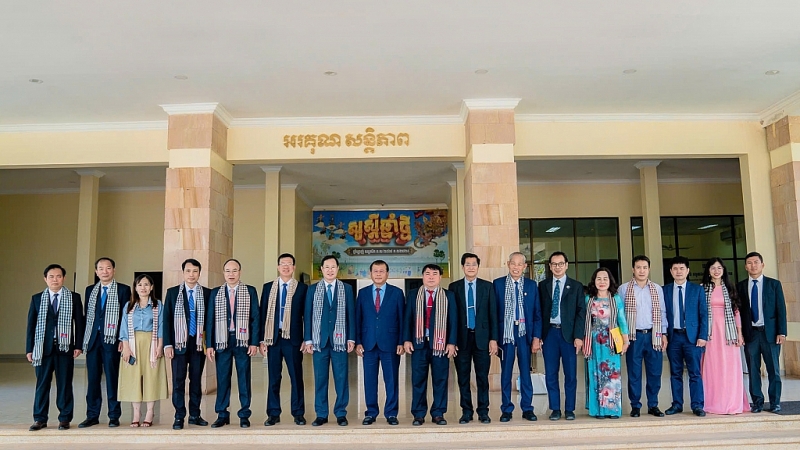 គណៈប្រតិភូនៃខេត្ដទាំងពីរថតរូបអនុស្សាវរីយ៍