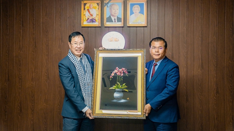 ថ្នាក់ដឹកនាំគណៈកម្មាធិការរណសិរ្សមាតុភូមិវៀតណាមខេត្ត Lam Dong និងថ្នាក់ដឹកនាំគណៈកម្មាធិការរណសិរ្សមាតុភូមិកម្ពុជាខេត្តសៀមរាប ប្រគល់វត្ថុអនុស្សាវរីយ៍គ្នាទៅវិញទៅមក