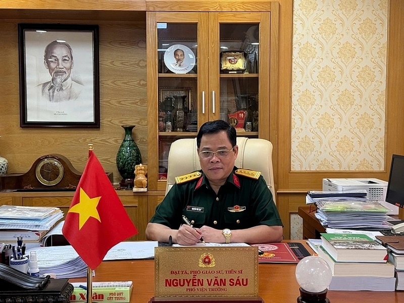 លោកវរសេនីយ៍ឯក សាស្ត្រាចារ្យរង បណ្ឌិត Nguyen Van Sau នាយករងវិទ្យាស្ថានយុទ្ធសាស្ត្រ និងប្រវត្តិសាស្ត្រការពារជាតិវៀតណាម