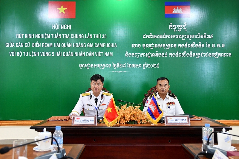 លោកឧត្តមនាវីត្រី Mai Dang Danh និងលោកឧត្តមនាវី ម៉ី ឌីណា ធ្វើជាសហប្រធានសន្និសីទ។
