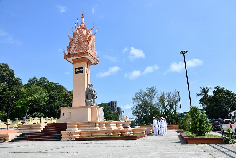 គណៈប្រតិភូនៃបញ្ជាការដ្ឋានតំបន់ទី៥ នៃកងទ័ពជើងទឹកអញ្ជើញថ្វាយធូបនៅវិមានមិត្តភាពវៀតណាម-កម្ពុជា។