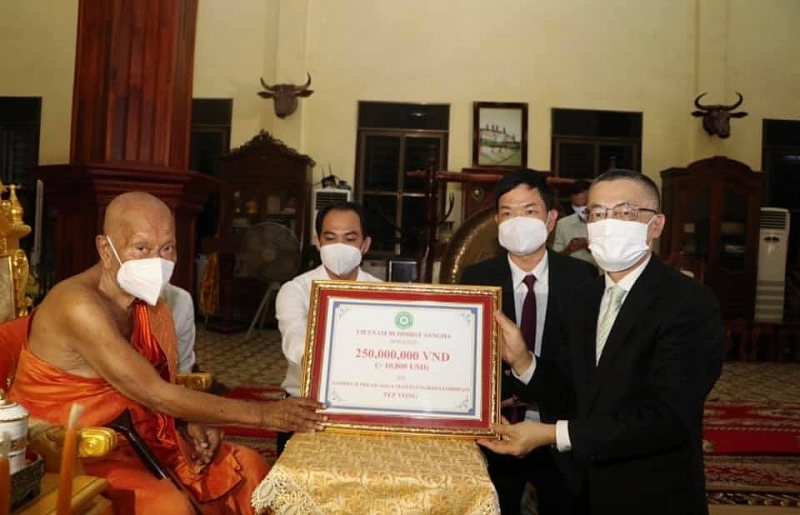 ឯកឧត្តម Vu Quang Minh និង ម្តេចព្រះអគ្គមហាសង្ឃរាជាធិបតី ទេព វង្ស។ (ប្រភព៖ ស្ថានទូតវៀតណាមប្រចាំកម្ពុជា) ឯកឧត្តម Vu Quang Minh និង ម្តេចព្រះអគ្គមហាសង្ឃរាជាធិបតី ទេព វង្ស។ (ប្រភព៖ ស្ថានទូតវៀតណាមប្រចាំកម្ពុជា)