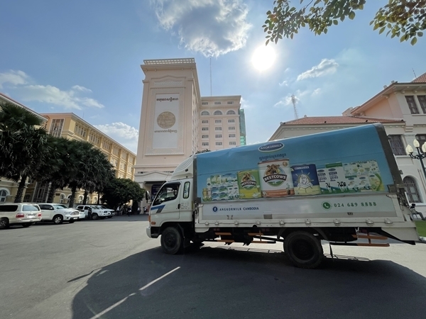 ក្រុមហ៊ុន Vinamilk បរិច្ចាគទឹកដោះគោចំនួន ៤៨,០០០ ដល់ប្រជាជនកម្ពុជា