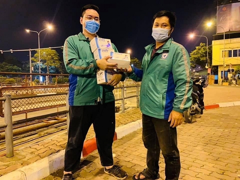 លោក An និងសមាជិកនៃក្រុម FAS Angel ក្នុងការផ្លាស់ប្តូរមួយ។