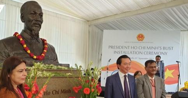 គណៈប្រតិភូចូលរួមពិធីដាក់រូបបដិមាករលោកប្រធានហូជីមិញនៅទីក្រុង New Delhi ប្រទេសឥណ្ឌានាថ្ងៃទី ១ ខែកញ្ញា ឆ្នាំ ២០២១ (រូបថត៖ VOV) គណៈប្រតិភូចូលរួមពិធីដាក់រូបបដិមាករលោកប្រធានហូជីមិញនៅទីក្រុង New Delhi ប្រទេសឥណ្ឌានាថ្ងៃទី ១ ខែកញ្ញា ឆ្នាំ ២០២១ (រូបថត៖ VOV)