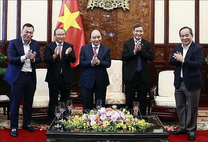 លោកប្រធានរដ្ឋ Nguyen Xuan Phuc អញ្ជើញទទួលជួបជាមួយគ្រូបង្វឹក លោក Park Hang Seo និងលោក Mai Duc Chung។ (រូបថត៖ TTXVN)