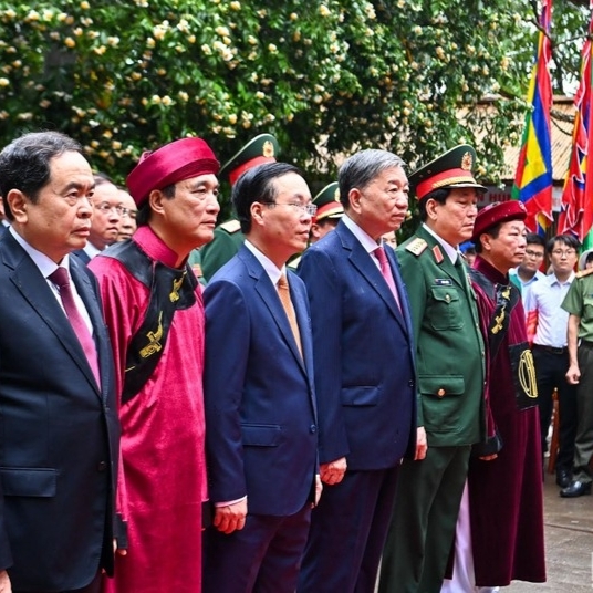 លោក Vo Van Thuong ប្រធានរដ្ឋ និងថ្នាក់ដឹកនាំ នៃបក្ស និងរដ្ឋ បានអញ្ជើញចូលរួមពិធីអុជធូបគោរពឧទ្ទិសវិញ្ញាណក្ខន្ធរំលឹកគុណូបការៈបណ្តាស្តេច Hung