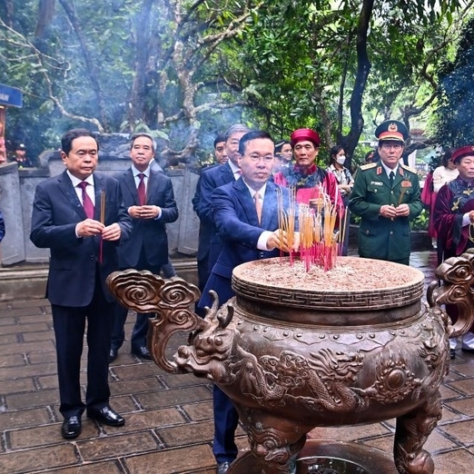 លោក Vo Van Thuong ប្រធានរដ្ឋ និងប្រតិភូ អុជធូបគោរពវិញ្ញាណក្ខន្ធស្តេច Hung
