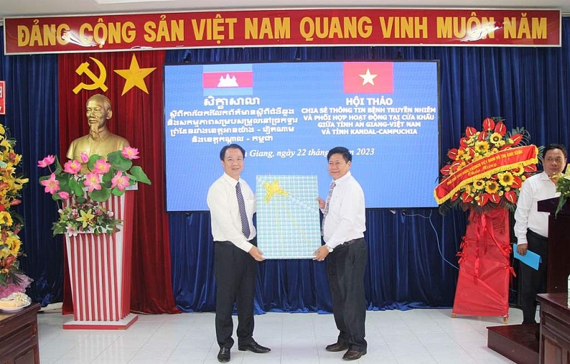 លោកវេជ្ជបណ្ឌិត Keam Pisethm អនុប្រធានមន្ទីរសុខាភិបាលខេត្តកណ្តាល ជូនវត្ថុអនុស្សាវរីយ៍ដល់ខេត្ត An Giang 