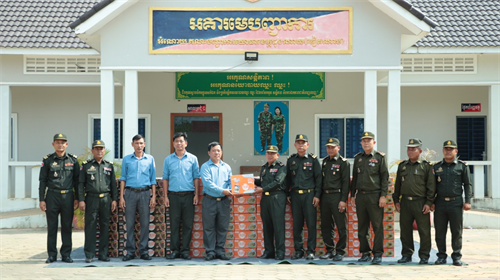លោកវរសេនីយ៍ឯកបម្រុង Nguyen Ngoc Anh ប្រធាននយោបាយក្រុម K72 បញ្ជាការដ្ឋានយោធាខេត្ដ Binh Phuoc និងលោកឧត្តមសេនីយ៍ទោ សោម ស៊ុន រួមនឹងប្រតិភូក្នុងពិធីប្រគល់អំណោយ