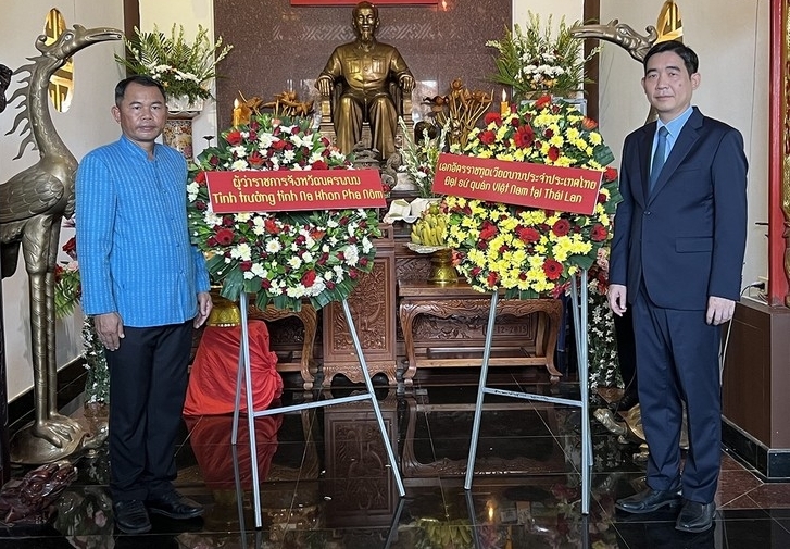 ឯកអគ្គរដ្ឋទូត Pham Viet Hung និងតំណាងអាជ្ញាធរខេត្ត Nakhon Phanom ដាក់កម្រងផ្កានៅតំបន់តំលឹកអនុស្សាវរីយ៍លោកប្រធានហូជីមិញ។