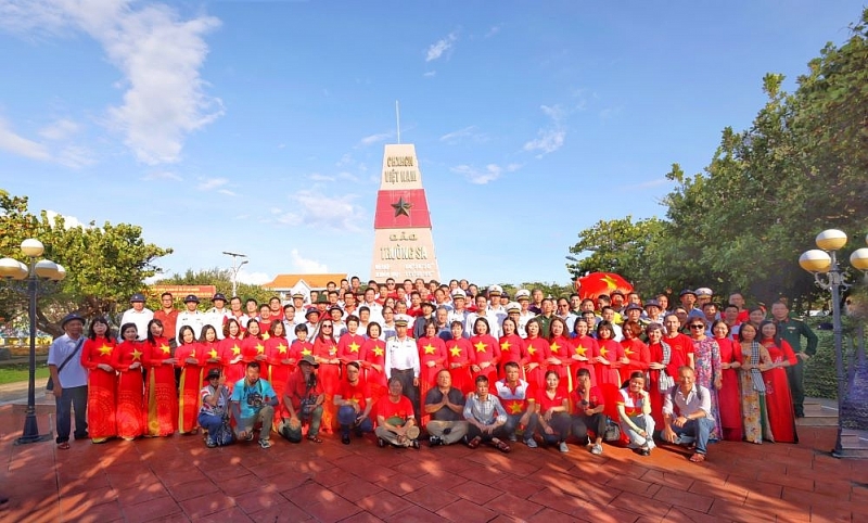 គណៈប្រតិភូថតរូបអនុស្សាវរីយ៍នៅឯបង្គោលអធិបតេយ្យភាពនៅលើកោះ Truong Sa