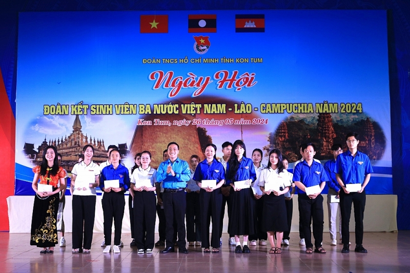 ការផ្តល់អាហារូបករណ៍ចំនួន ២០ ដល់និស្សិតដែលមានស្នាដៃសិក្សាខ្ពស់នៅក្នុងមហោស្រពនិស្សិតវៀតណាម-ឡាវ-កម្ពុជា ឆ្នាំ២០២៤