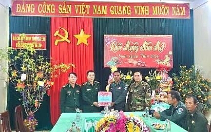 កងកម្លាំងការពារព្រំដែនកម្ពុជា ជូនពរឆ្នាំថ្មីជូនកម្មាភិបាល យុទ្ធជននៃប៉ុស្តិ៍ការពារព្រំដែន Ia Lop