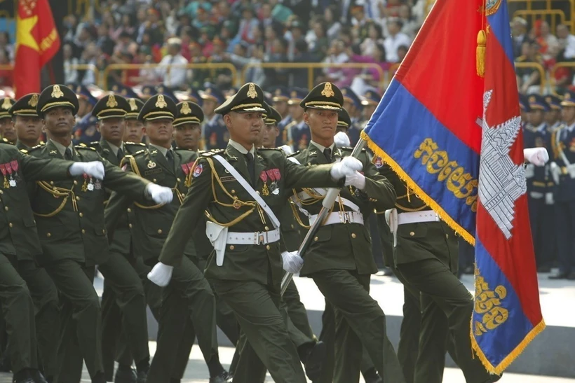 ការដង្ហែក្បួនព្យុហយាត្រាដ៏អស្ចារ្យដែលមានអ្នកចូលរួម ១៣,០០០ នាក់ រួមទាំងកងយោធពលខេមរភូមិន្ទ កងទ័ពឡាវ និងចិន