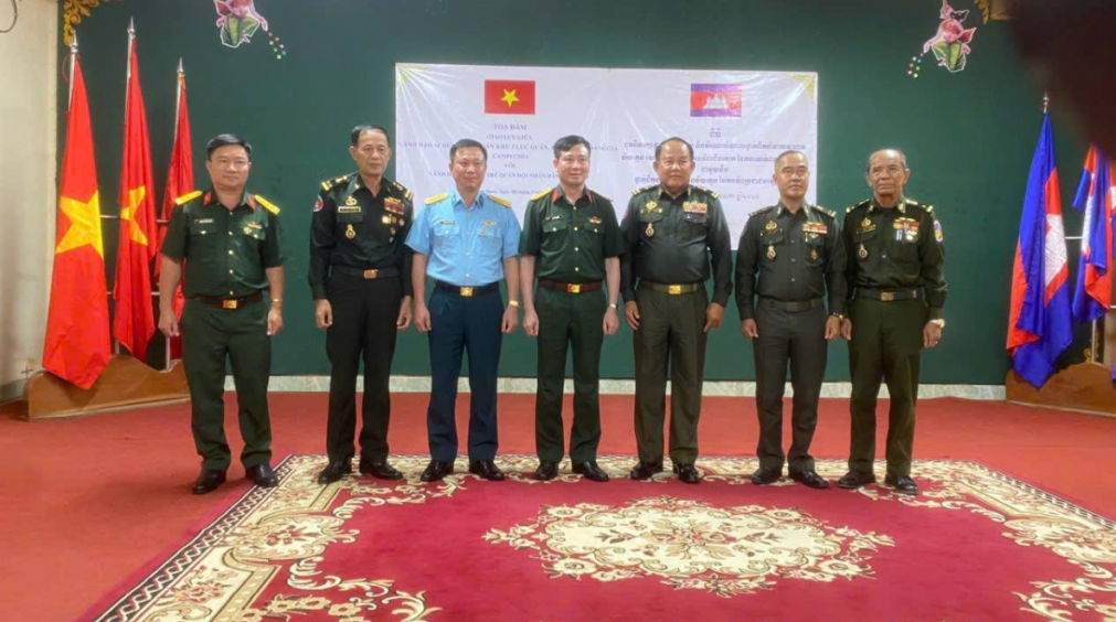 ថ្នាក់ដឹកនាំនាយទាហានវ័យក្មេងនៃកងទ័ពវៀតណាមនិងកម្ពុជាថតរូបជុំគ្នា ថ្នាក់ដឹកនាំនាយទាហានវ័យក្មេងនៃកងទ័ពវៀតណាមនិងកម្ពុជាថតរូបជុំគ្នា
