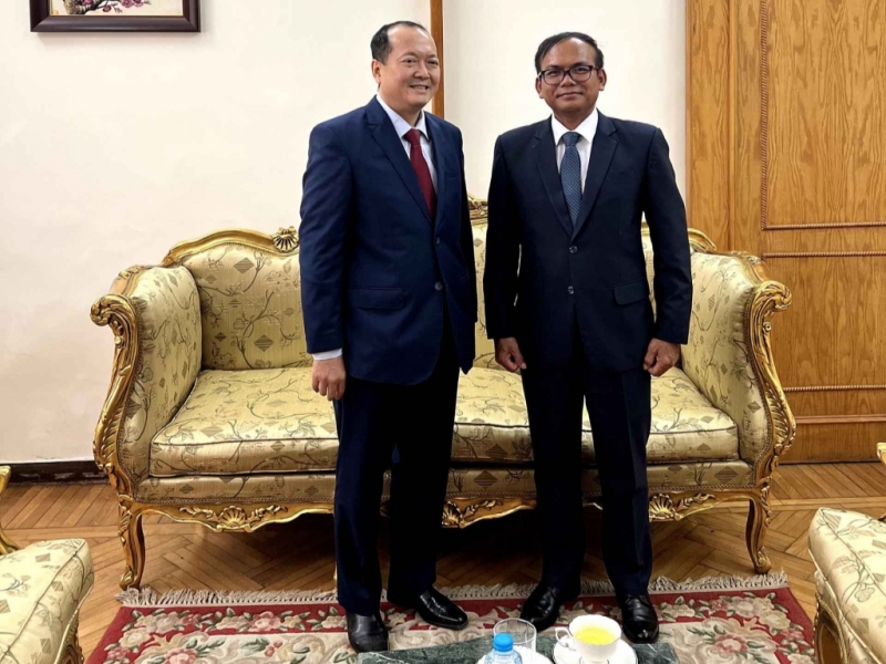 លោកឯកអគ្គរដ្ឋទូត Nguyen Huy Dung និងលោកឯកអគ្គរាជទូត  អ៊ុក សារុន (រូបថត៖baoquocte.vn)