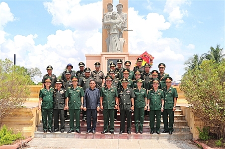 ប្រតិភូថតរូបនៅវិមានអនុស្សាវរីយ៍កងទ័ពស្ម័គ្រចិត្តវៀតណាមនៅខេត្តក្រចេះ។ (រូបថត៖ baoquankhu7)