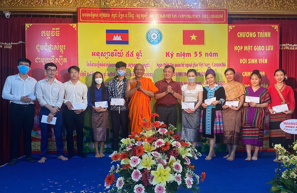 ផ្តល់អាហារូបករណ៍ដល់សិស្សកម្ពុជានៅទីក្រុងហូជីមិញ (រូបថត៖ tuoitre)