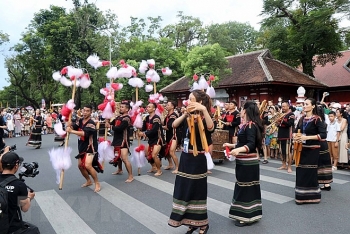 ពិធីបុណ្យតាមដងវិថី Hue ពោរពេញដោយលក្ខណៈវប្បធម៌ចម្រុះពណ៌