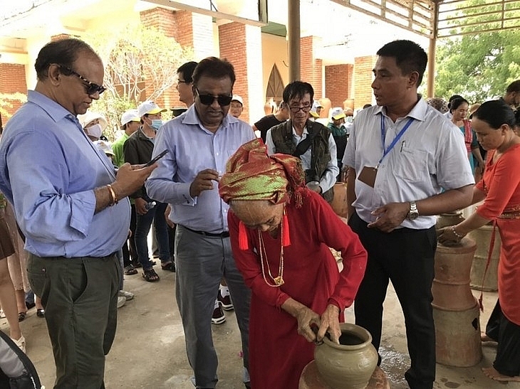 ភូមិរបរកុលាលភាជន៍ Bau Truc