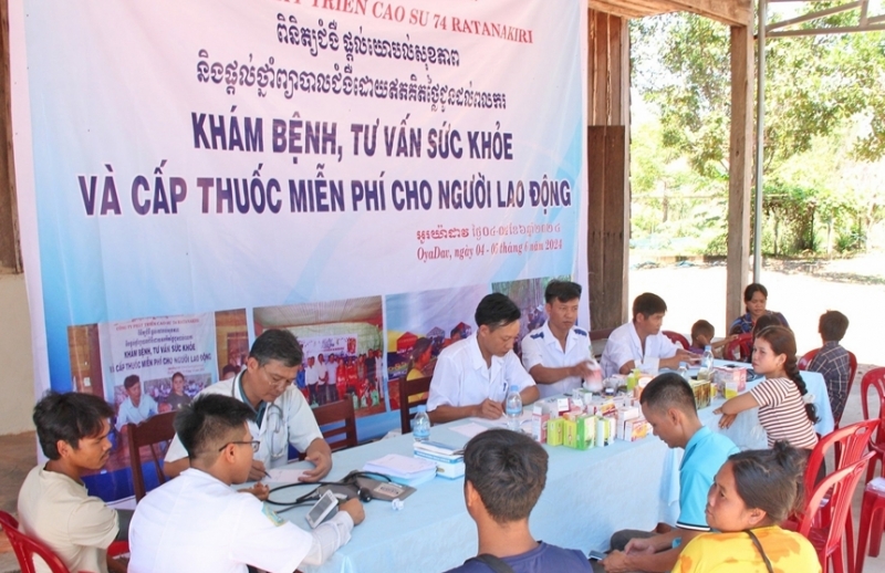 ក្រុមវេជ្ជបណ្ឌិត និងបុគ្គលិកពេទ្យរបស់ក្រុមហ៊ុនលេខ ៧៤ ពិនិត្យសុខភាព ពិគ្រោះសុខភាព និងផ្តល់ថ្នាំពេទ្យដោយឥតគិតថ្លៃដល់ប្រជាពលរដ្ឋកម្ពុជា