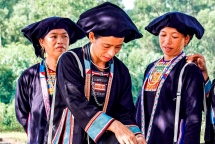 ភ្ញៀវ​ទេសចរ​អន្តរជាតិ​ចាប់​អារម្មណ៍​នឹងសម្លៀកបំពាក់ដ៏វិសេសវិសាលរបស់ស្ត្រីជនជាតិ Mong ខ្មៅនៅខេត្ត Cao Bang