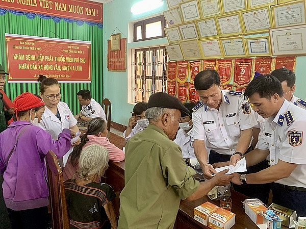 ពិនិត្យជំងឺ និងផ្ដល់យោបល់អំពីសុខភាពជូនប្រជាពលរដ្ឋនៅឃុំ Hong Van ស្រុក A Luoi