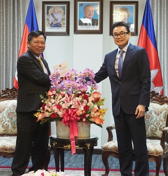 លោក Nguyen Huy Tang ឯកអគ្គរដ្ឋទូតវៀតណាមប្រចាំនៅកម្ពុជា (ឆ្វេង) និងលោក អុឹង រចនា រដ្ឋលេខាធិការក្រសួងការបរទេសក្នុងជំនួបនេះ លោក Nguyen Huy Tang ឯកអគ្គរដ្ឋទូតវៀតណាមប្រចាំនៅកម្ពុជា (ឆ្វេង) និងលោក អុឹង រចនា រដ្ឋលេខាធិការក្រសួងការបរទេសក្នុងជំនួបនេះ