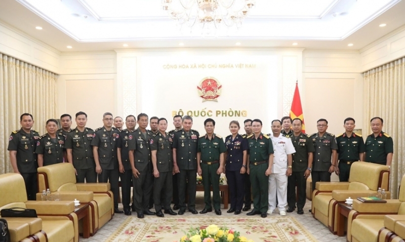 លោកឧត្តមសេនីយ៍ឯក Nguyen Van Nghia លោកឧត្តមសេនីយ៍ឯក ខៀវ សាផាត និងប្រតិភូនៅក្នុងជំនួប