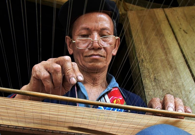 លោក Lo Sanh Phin សិប្បករជនជាតិ Dao តែ ម្នាក់គត់នៅភូមិ Thanh Son ស្រុក Bac Quang ខេត្ត Ha Giang ដែលនៅតែកំពុងរក្សា របរត្បាញរនាំងសម្រាប់ធ្វើក្រដាសរបស់បងប្អូនជនជាតិ Dao ក្រហម។ (រូបថត៖ baophapluat)